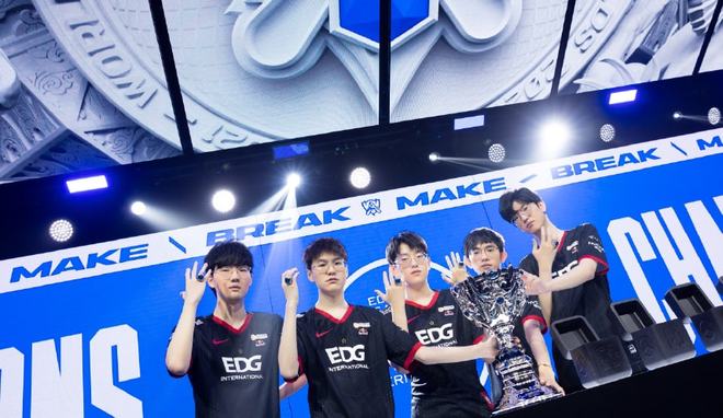 裁判们纷纷 裁判们纷纷